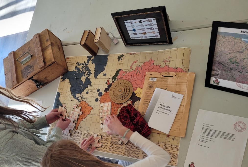 Elever løser gåder i et escape room