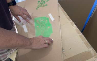 Stencil art trykkes på pap