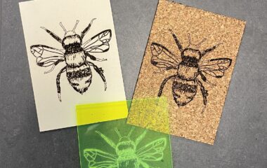 Insekter laserskåret i forskellige materialer som akryl, kork og træpap