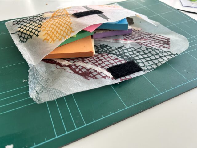 taske lavet af smeltet plastemballage i undervisningsforløb