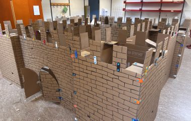 Billede af en læseborg lavet i pap.