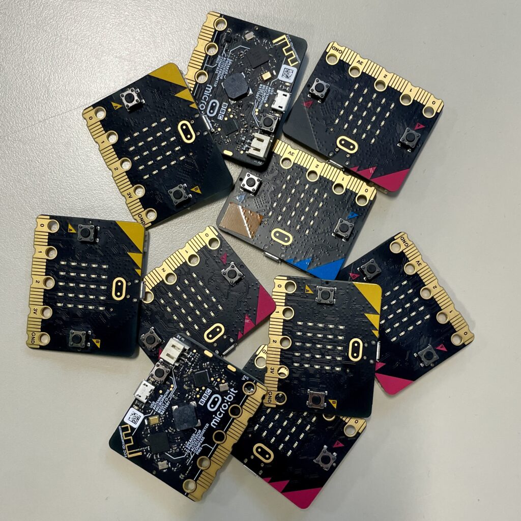 Micro:bits på et bord