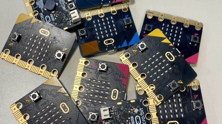 Micro:bits på et bord