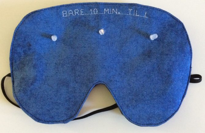 Billede af en sovemaske med lysdioder i.