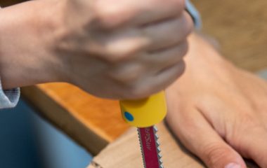 Dreng saver i pap med en papsav fra Makedo