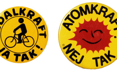 To eksempler på antiatomkraftbadges. Siden 1976 har logoet til højre været OOA's kendemærke. Organisationen til Oplysning om Atomkraft (OOA), 1974-2000 Af Peter Danstrøm/Nationalmuseet. Licens: CC BY SA 4.0