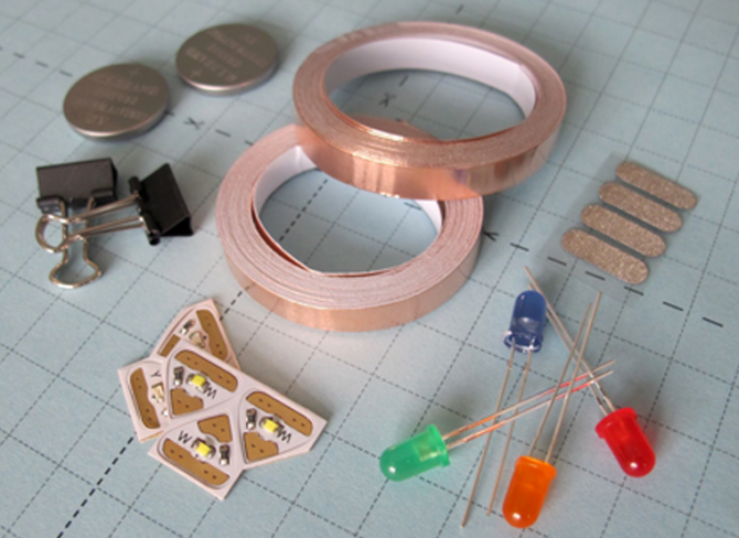 Et billede af kobbertape, batterier, klemmer, dioder